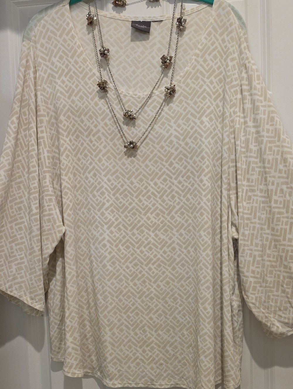 Chicos Travelers Cream/tan Geometric V-Neck Women's Top 20/22